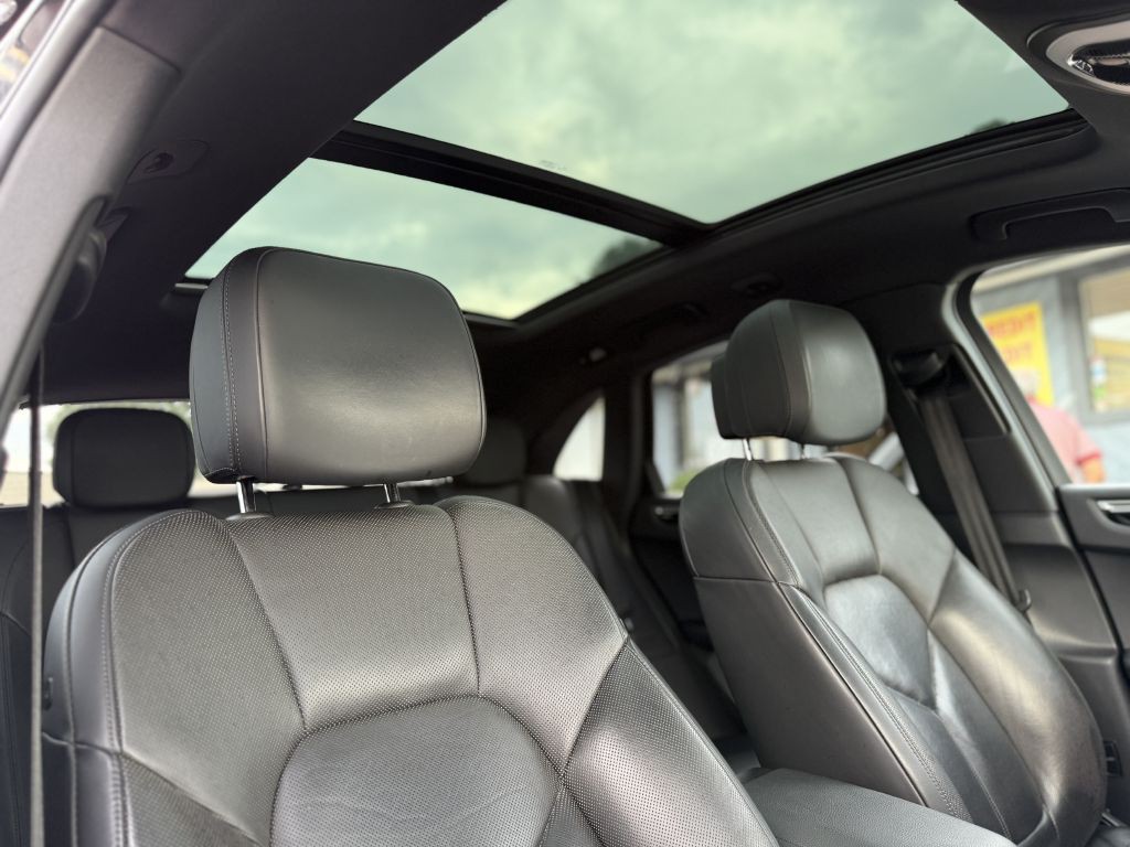 2015 Porsche Macan Image 19