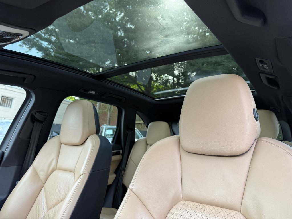 2016 Porsche Cayenne Image 12