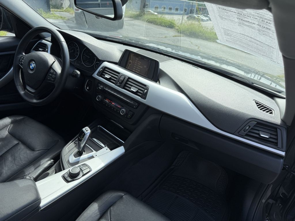 2013 BMW 3 Series Image 17
