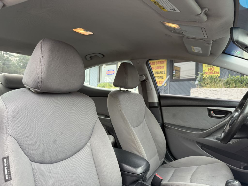 2013 Hyundai Elantra Image 17