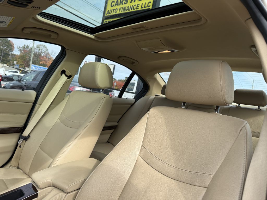 2011 BMW 3 Series Image 12