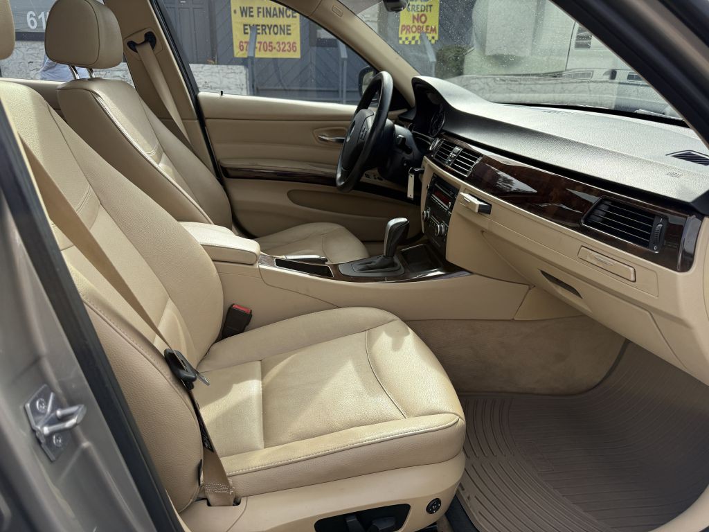 2011 BMW 3 Series Image 17