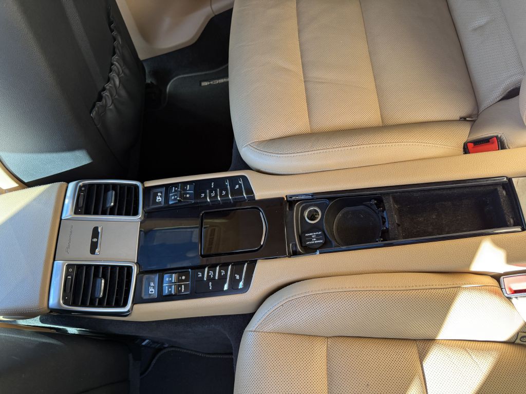 2015 Porsche Panamera Image 16