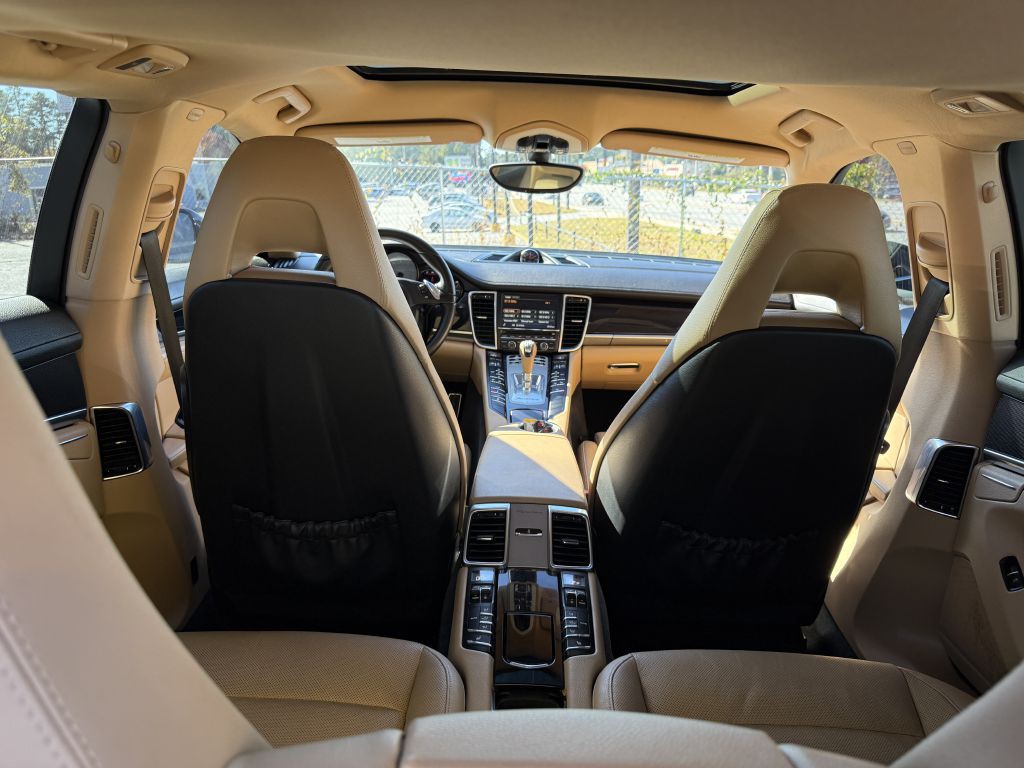 2015 Porsche Panamera Image 17