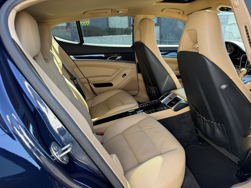2015 Porsche Panamera Image 18
