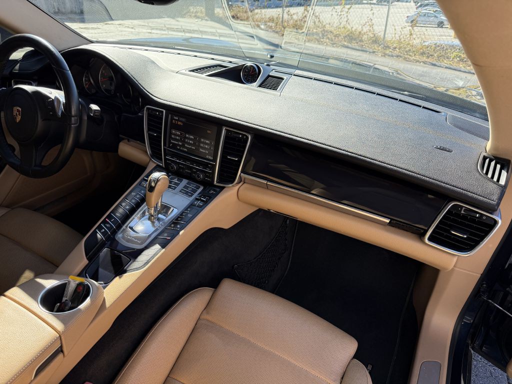 2015 Porsche Panamera Image 19