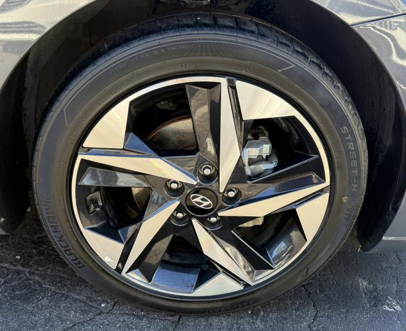 2023 Hyundai Elantra Image 18