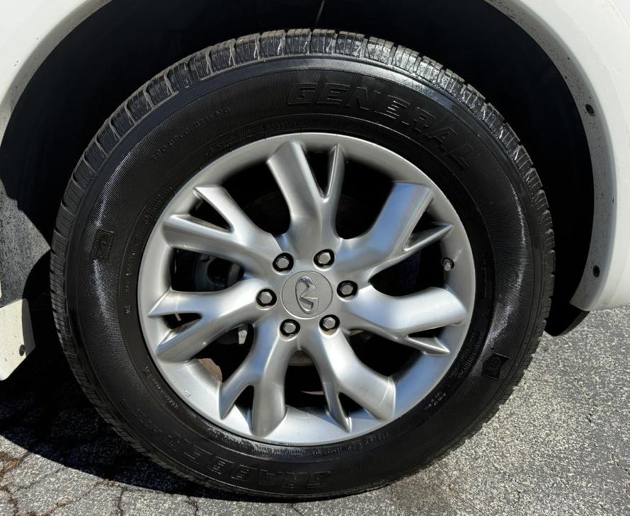 2011 INFINITI QX56 Image 24