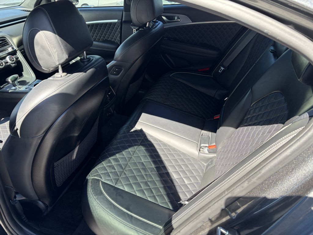 2020 Genesis G70 Image 9