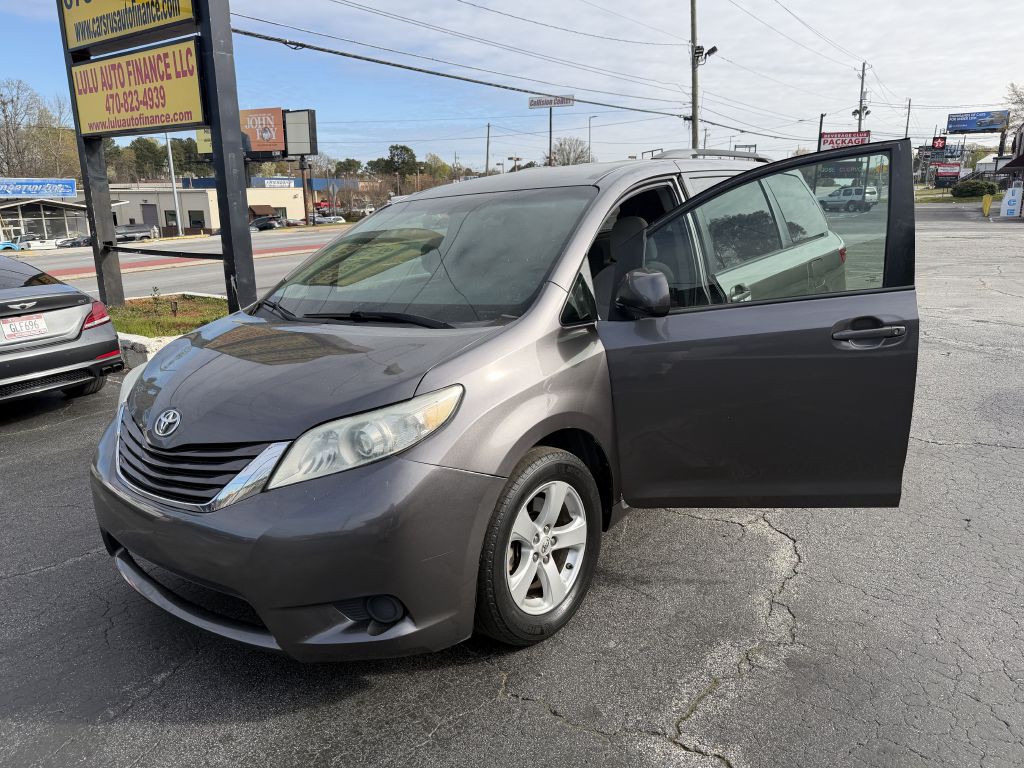 2017 Toyota Sienna Image 2