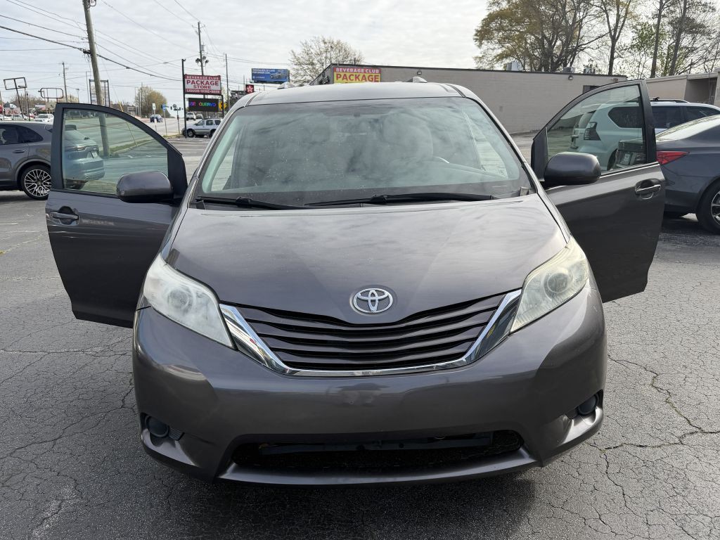 2017 Toyota Sienna Image 3