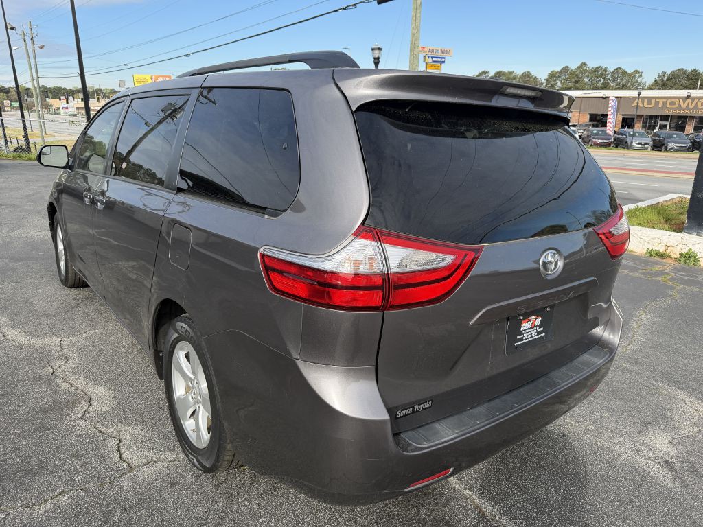2017 Toyota Sienna Image 6