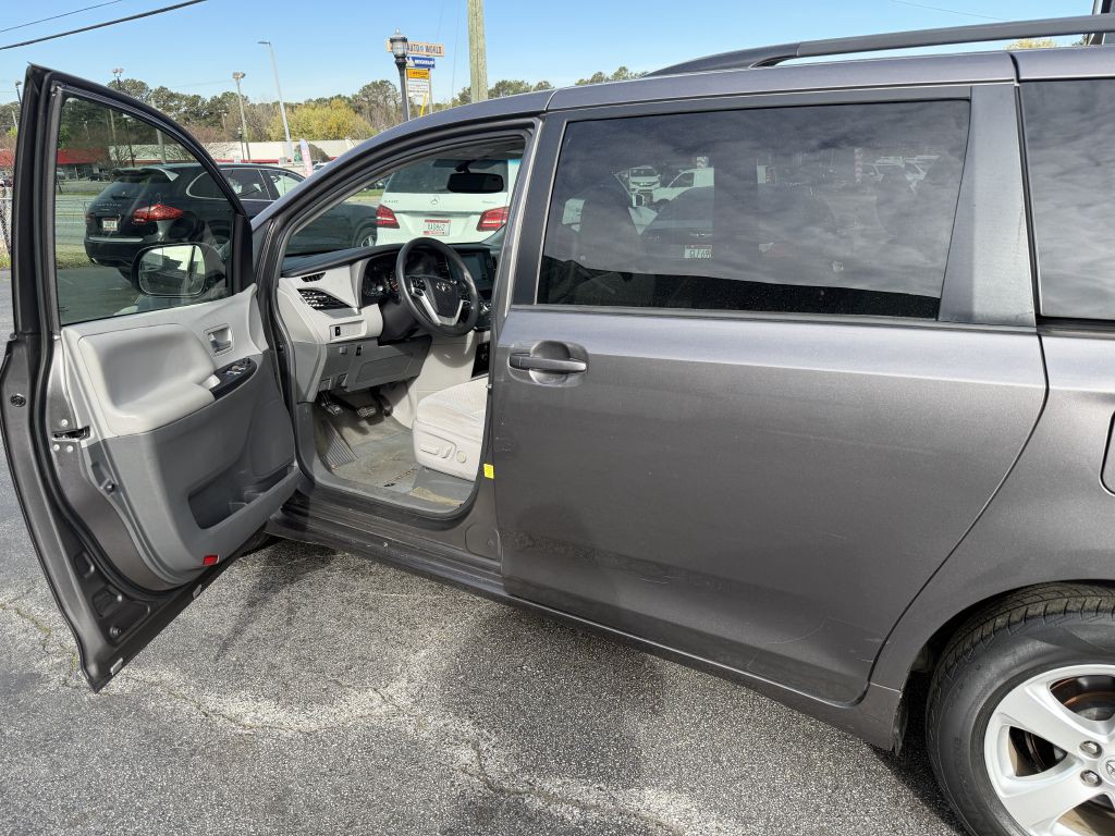 2017 Toyota Sienna Image 7