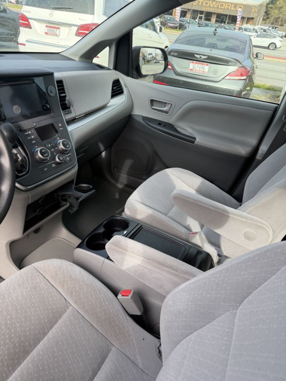 2017 Toyota Sienna Image 8