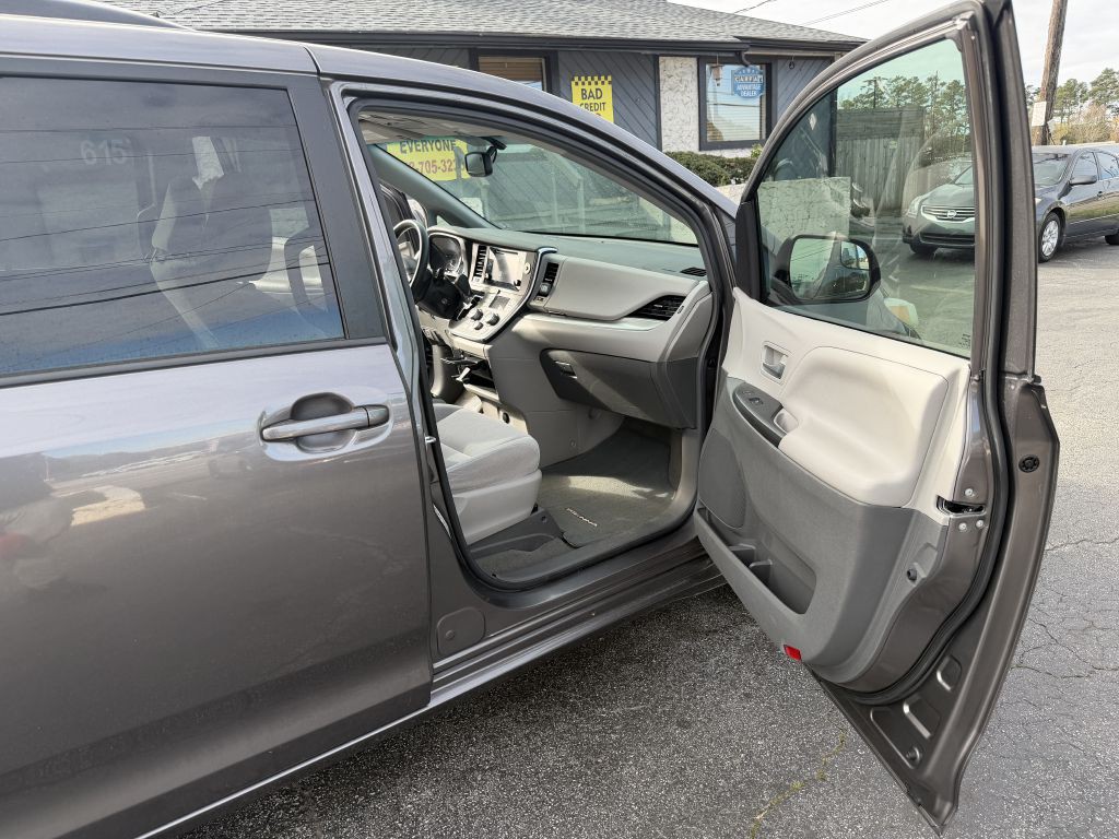2017 Toyota Sienna Image 9
