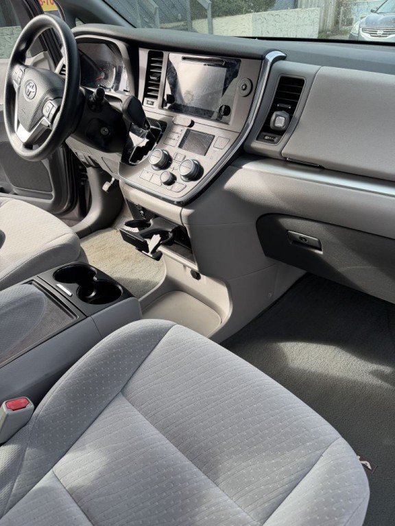 2017 Toyota Sienna Image 10
