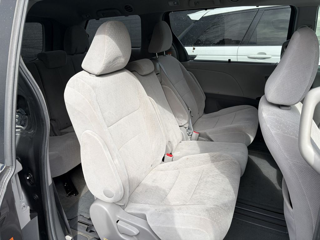 2017 Toyota Sienna Image 11