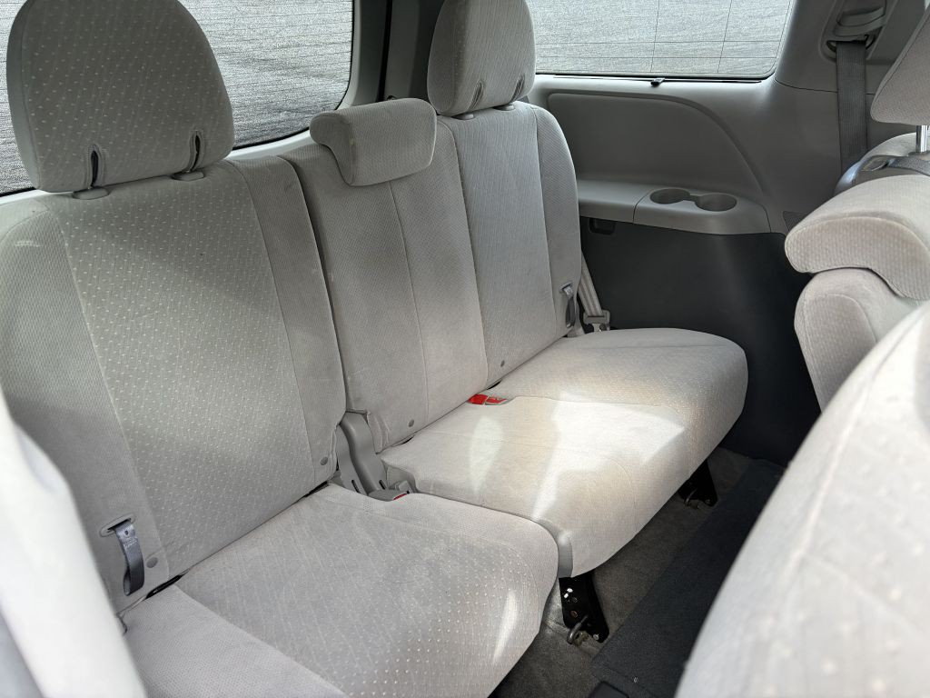 2017 Toyota Sienna Image 12