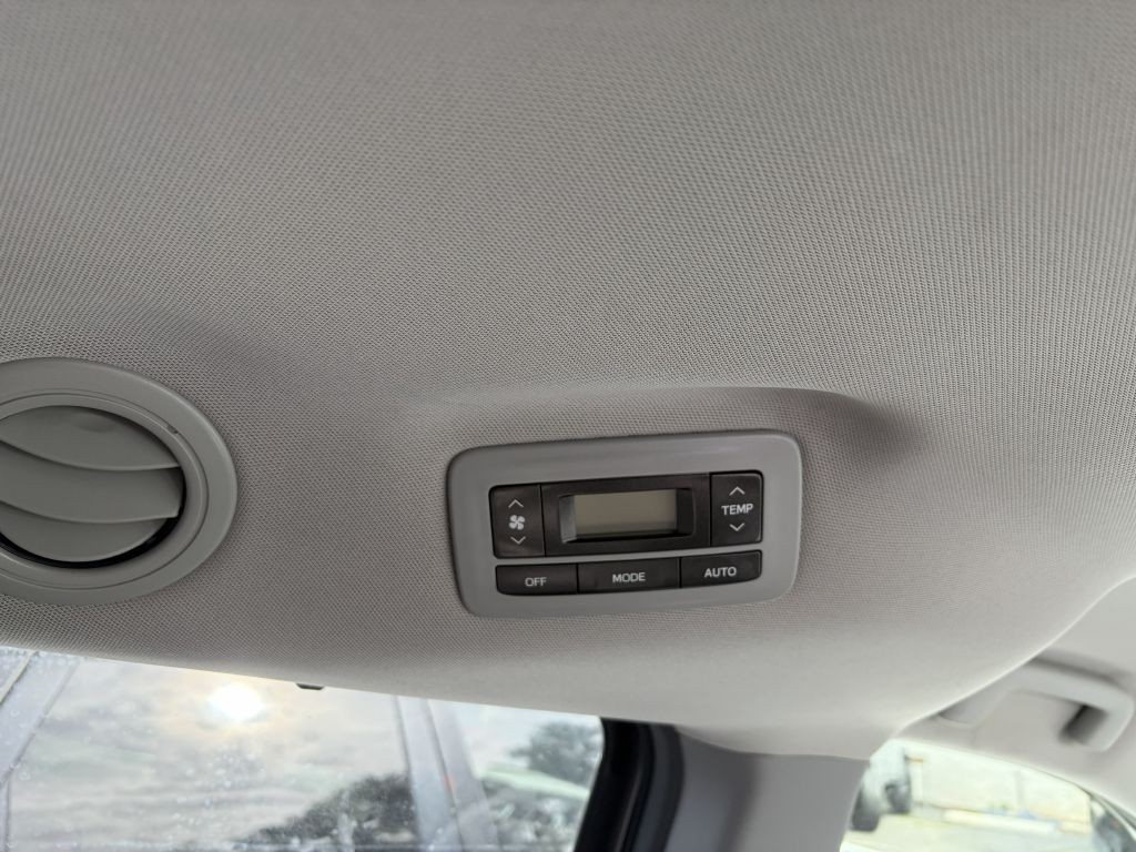 2017 Toyota Sienna Image 13