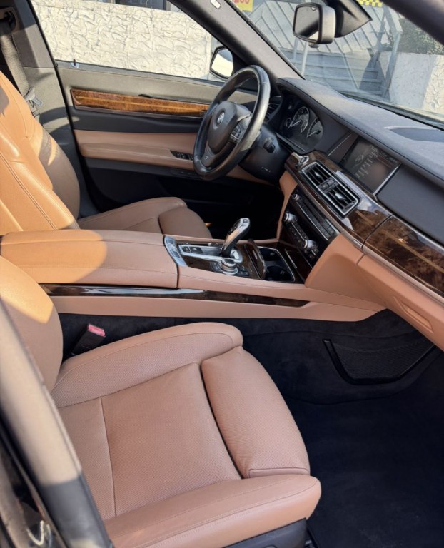 2013 BMW 7 Series Image 5