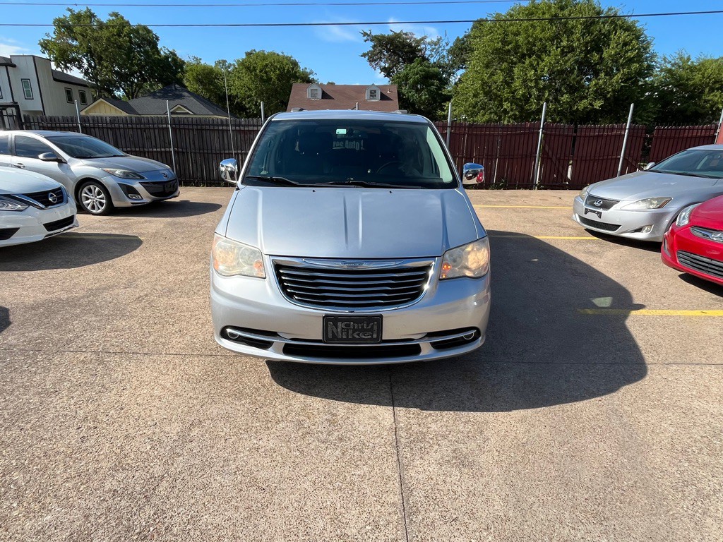 2012 Chrysler Town & Country Image 2
