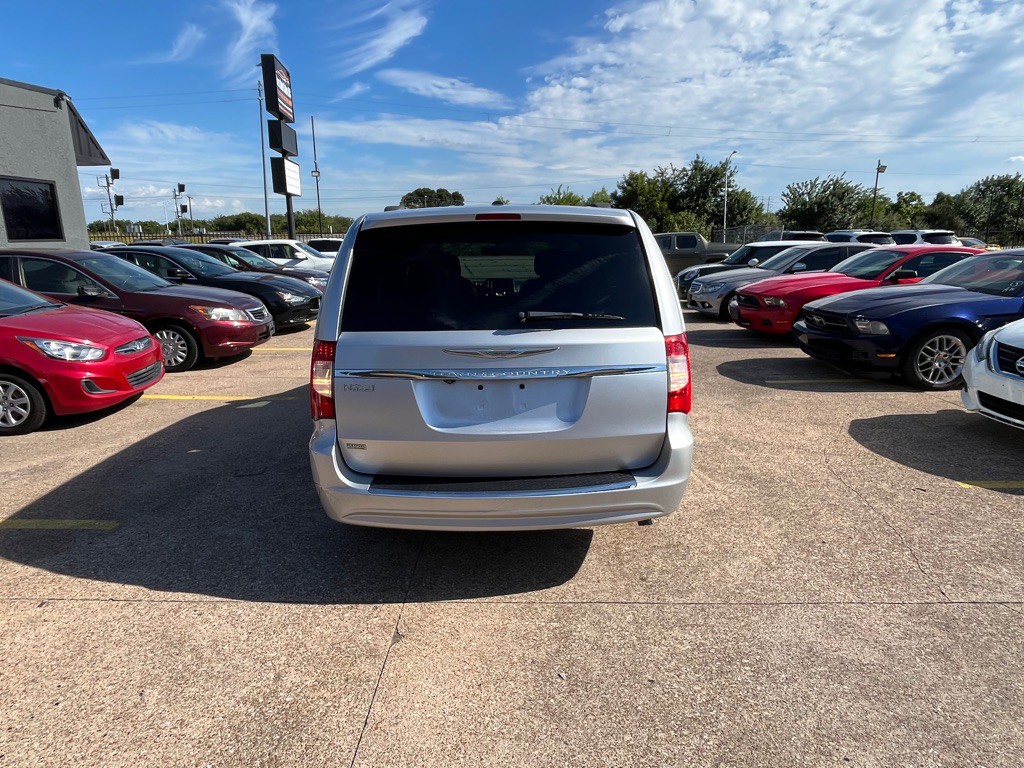 2012 Chrysler Town & Country Image 5