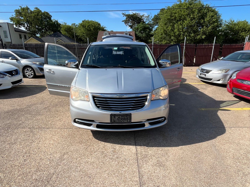 2012 Chrysler Town & Country Image 8