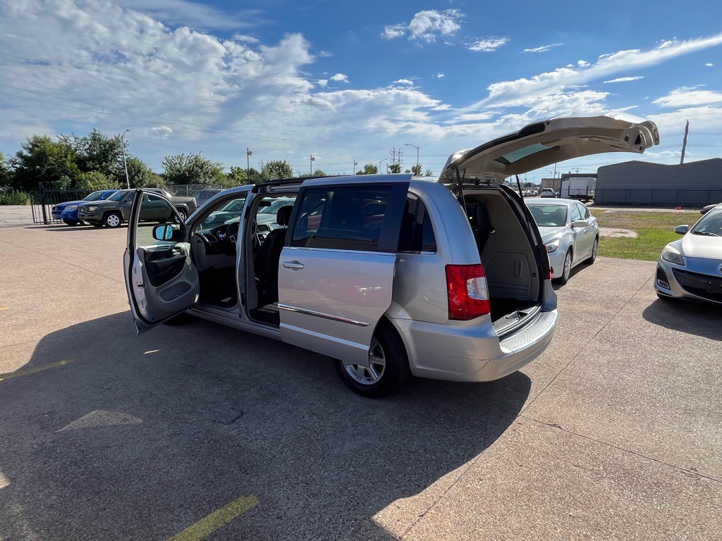 2012 Chrysler Town & Country Image 10