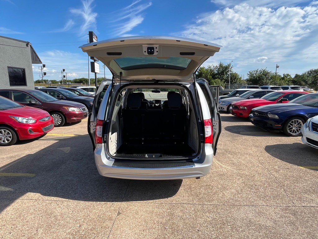2012 Chrysler Town & Country Image 11