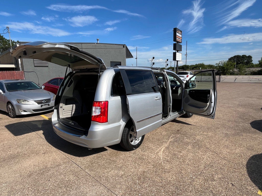 2012 Chrysler Town & Country Image 12