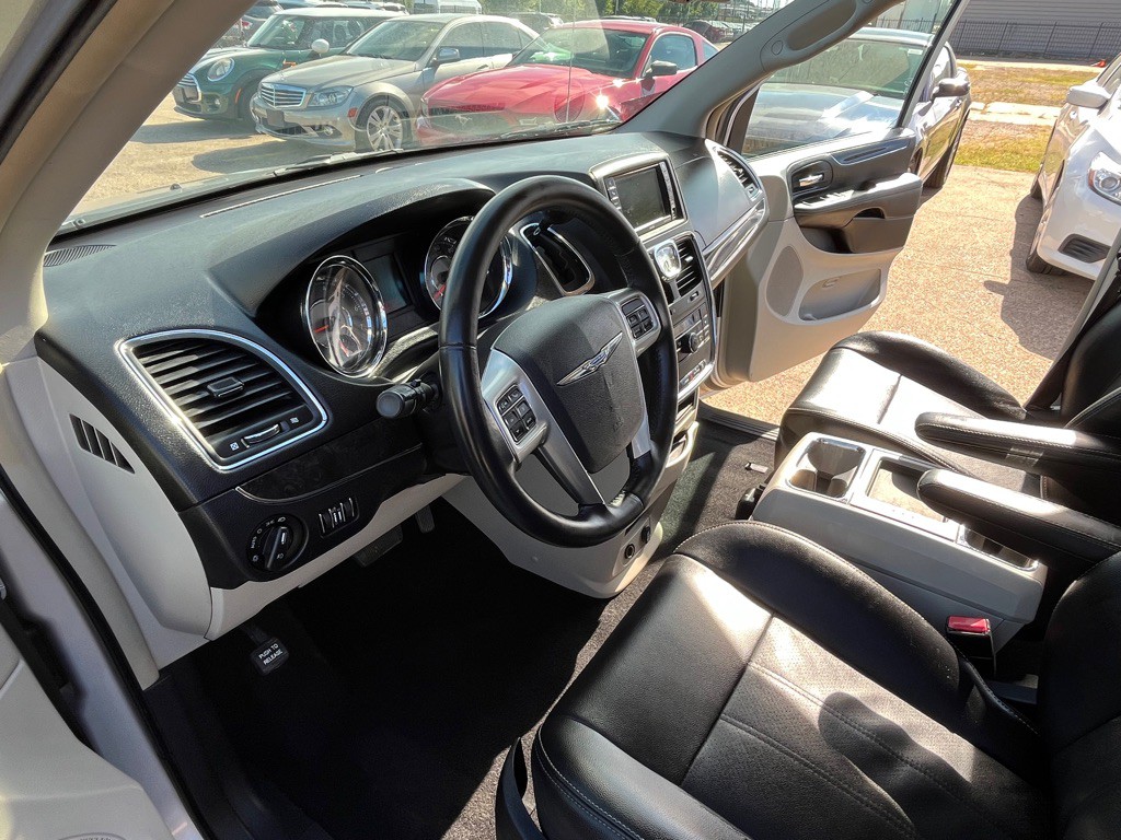 2012 Chrysler Town & Country Image 13
