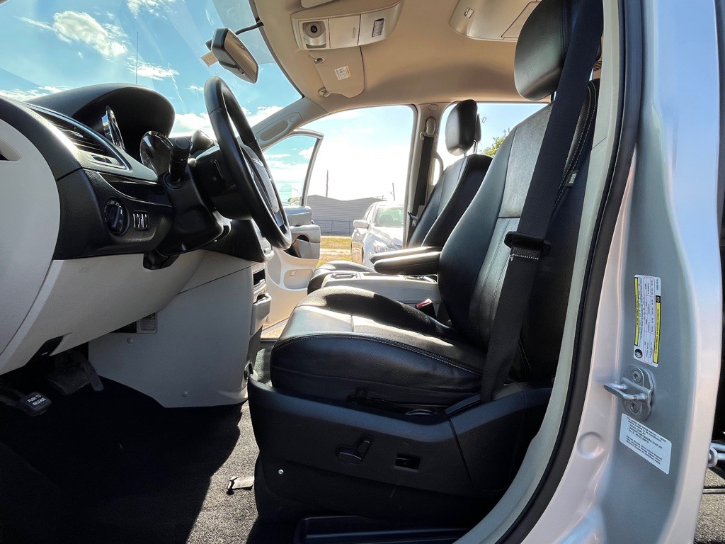 2012 Chrysler Town & Country Image 15