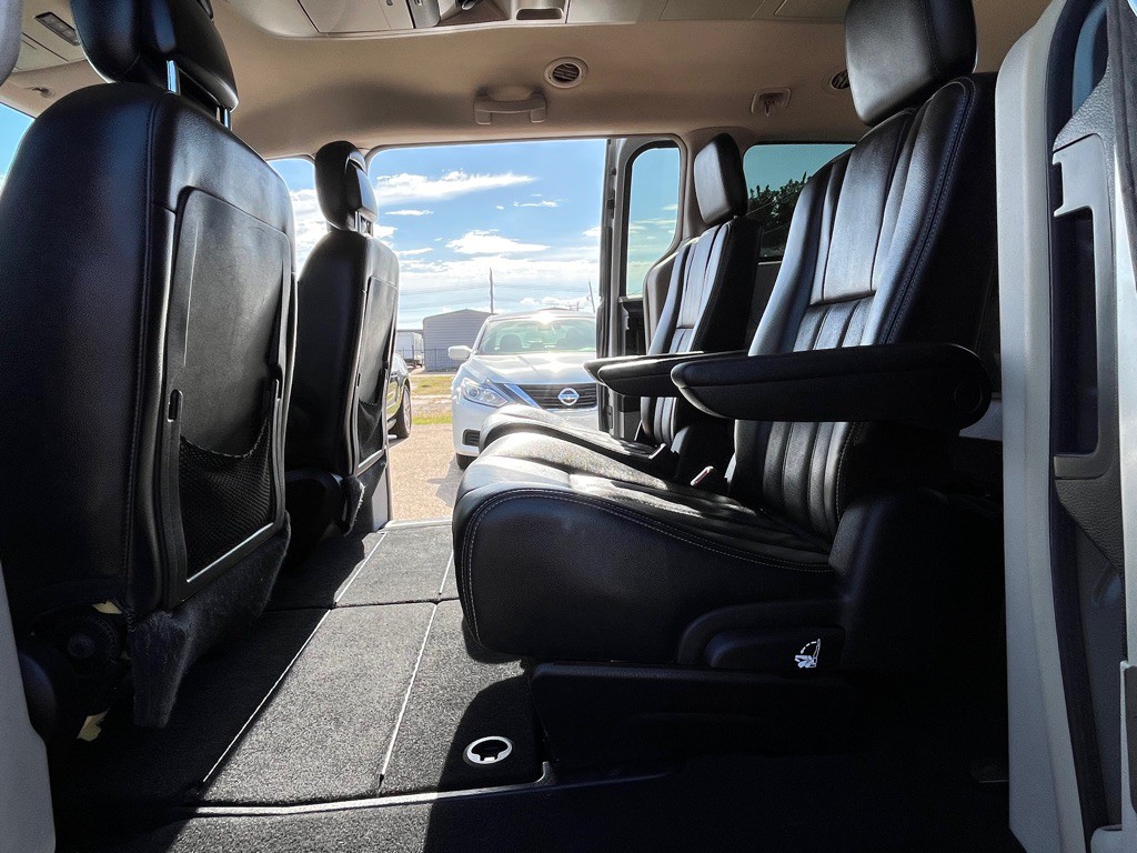 2012 Chrysler Town & Country Image 16