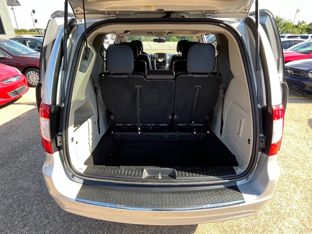 2012 Chrysler Town & Country Image 18