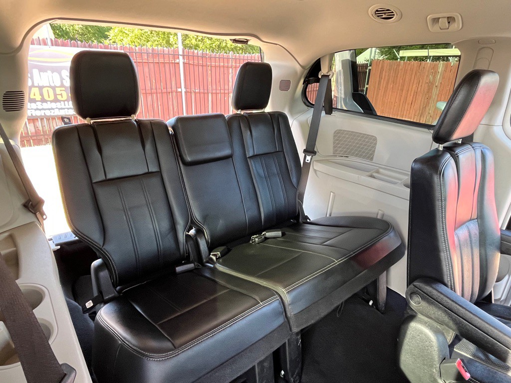 2012 Chrysler Town & Country Image 19