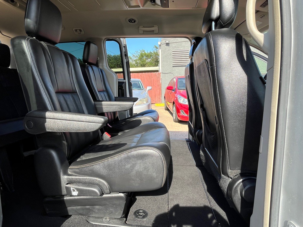 2012 Chrysler Town & Country Image 20