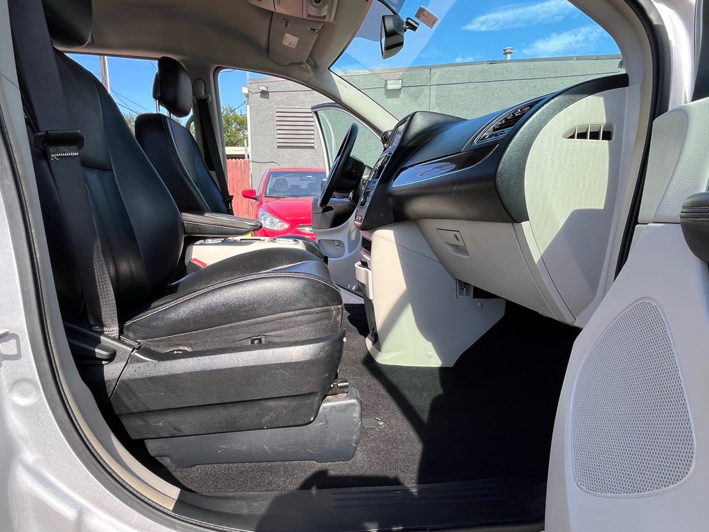 2012 Chrysler Town & Country Image 21