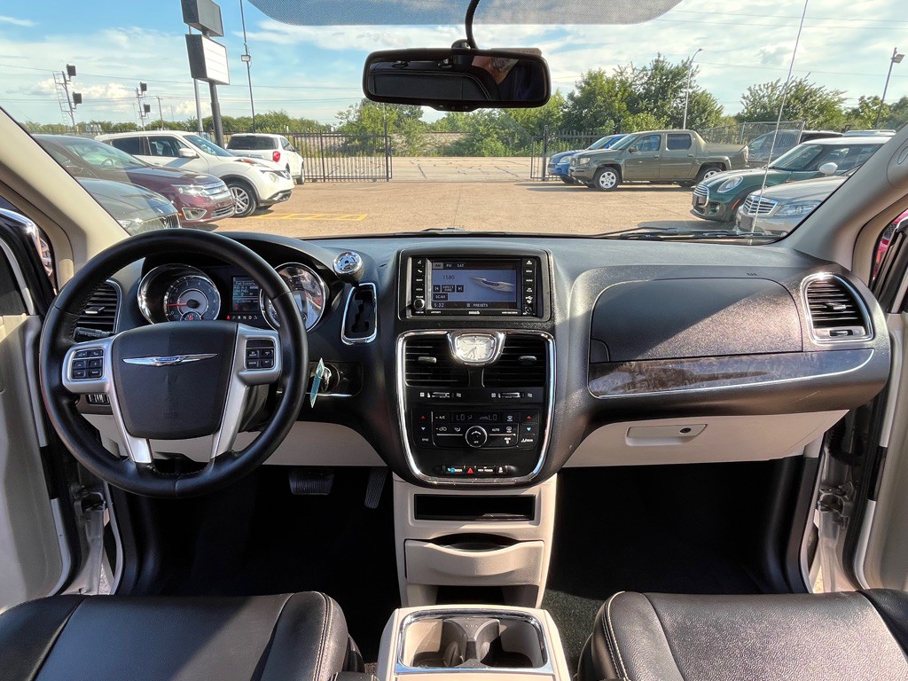 2012 Chrysler Town & Country Image 22