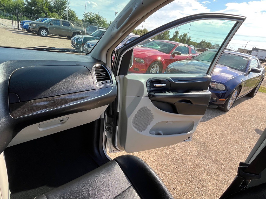 2012 Chrysler Town & Country Image 23
