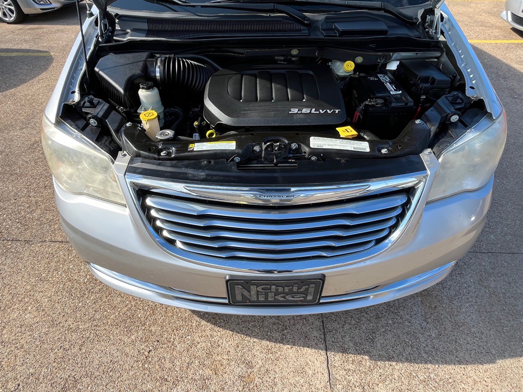 2012 Chrysler Town & Country Image 30