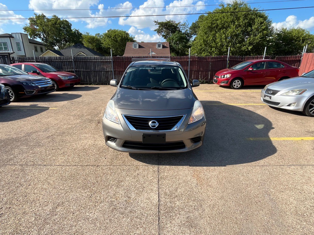2013 Nissan Versa Image 2
