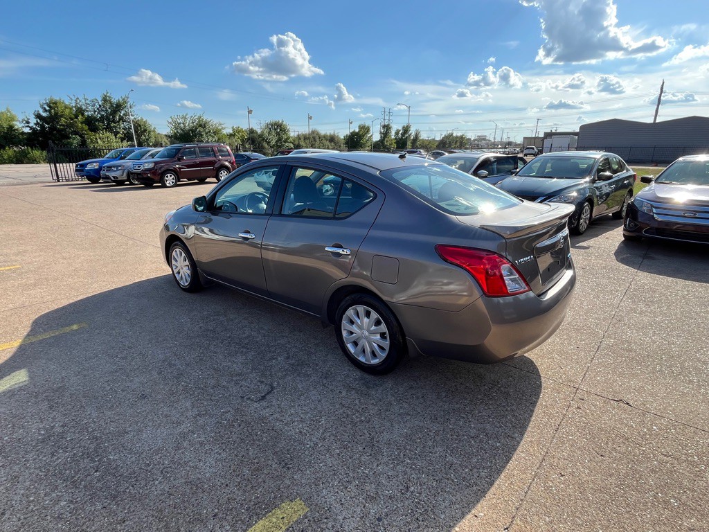 2013 Nissan Versa Image 4