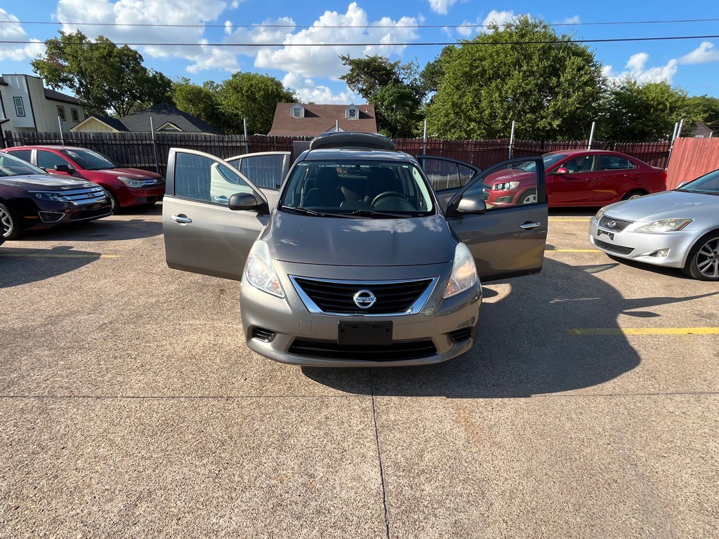 2013 Nissan Versa Image 8
