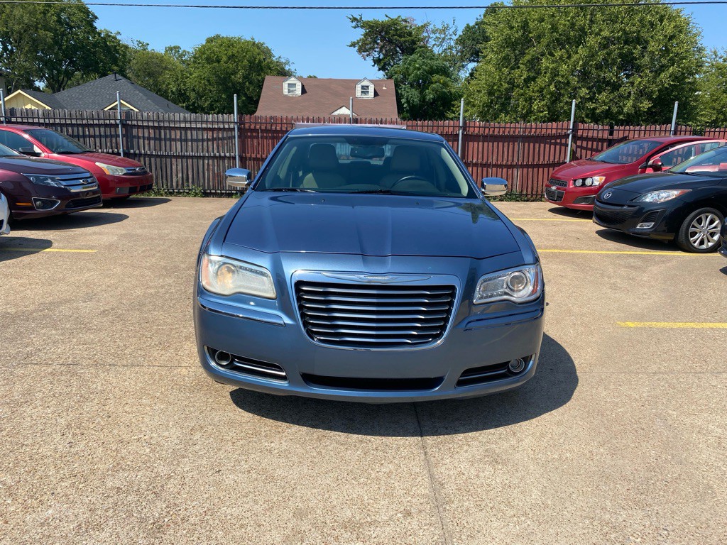 2011 Chrysler 300 Image 2
