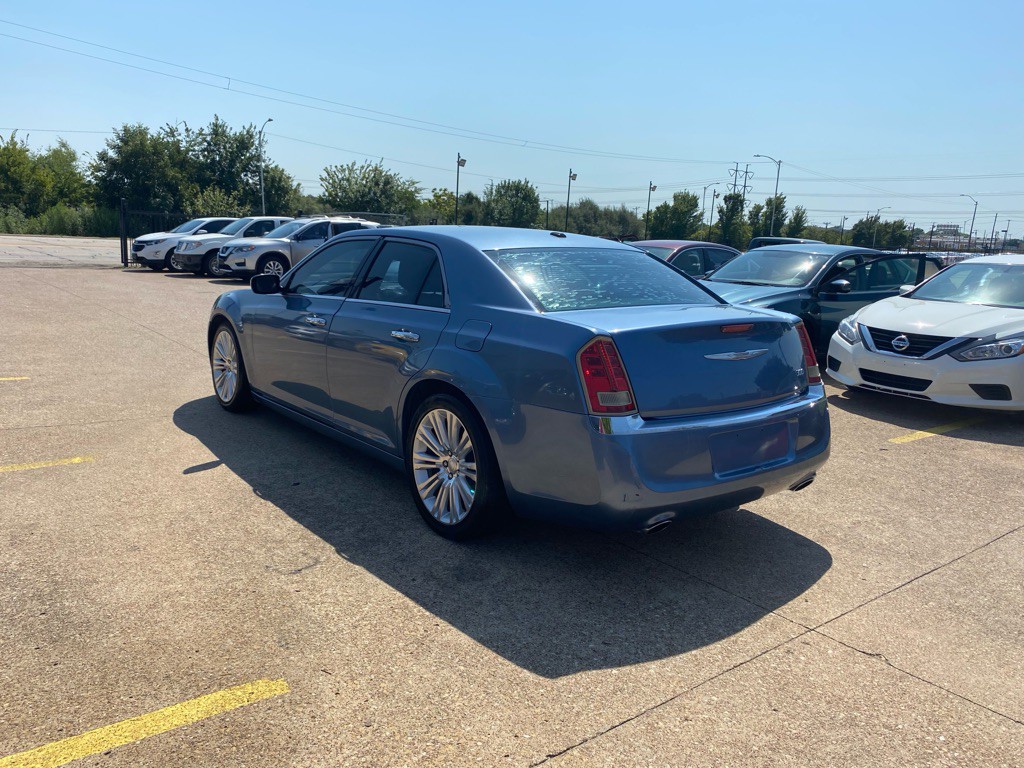 2011 Chrysler 300 Image 4