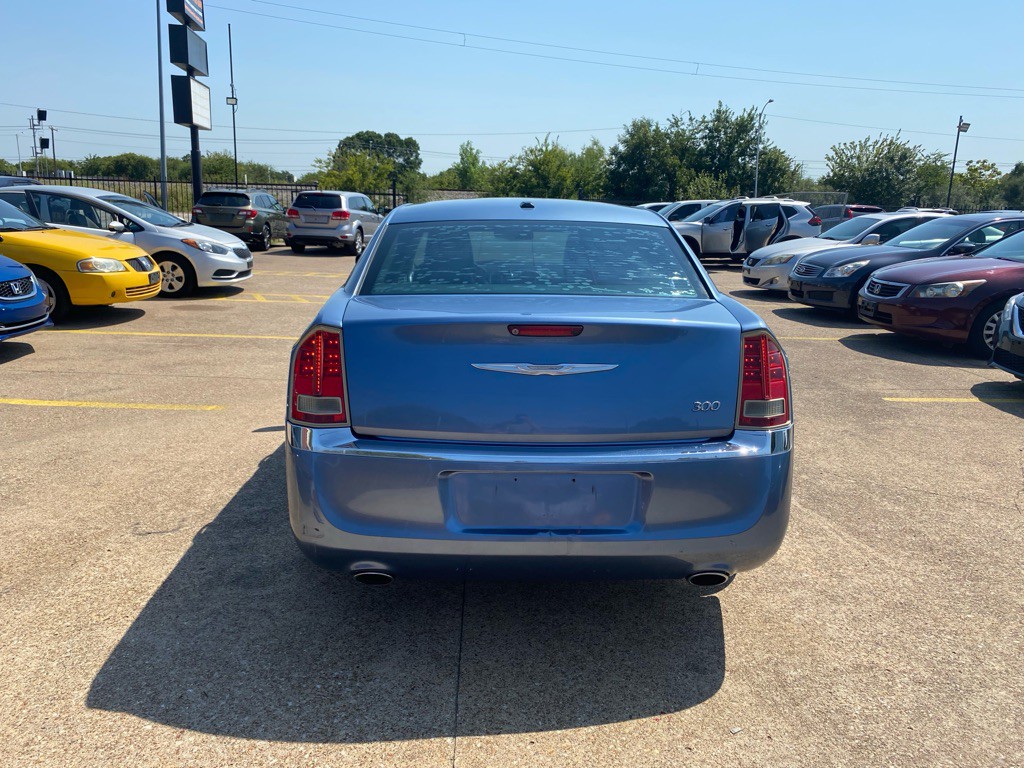 2011 Chrysler 300 Image 5