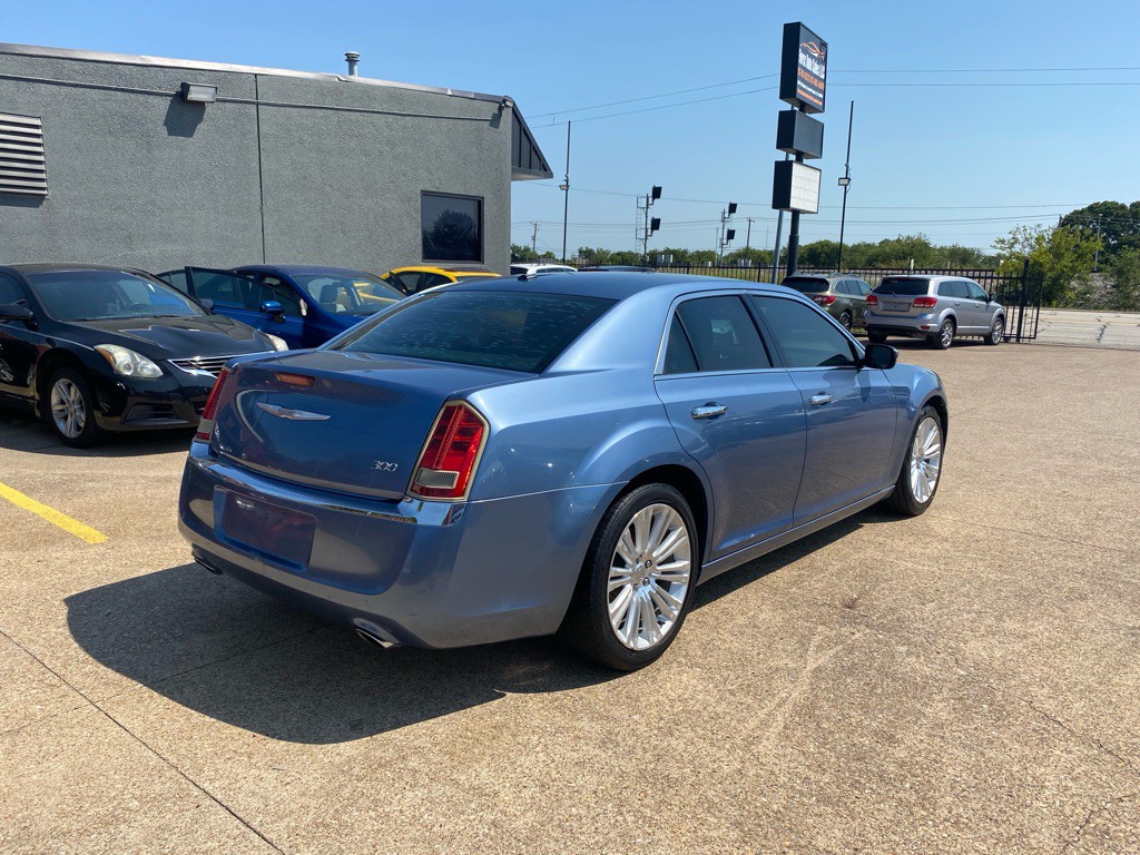 2011 Chrysler 300 Image 6