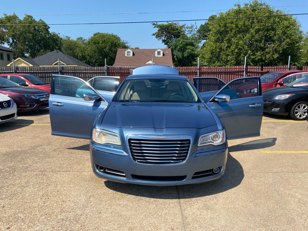 2011 Chrysler 300 Image 8