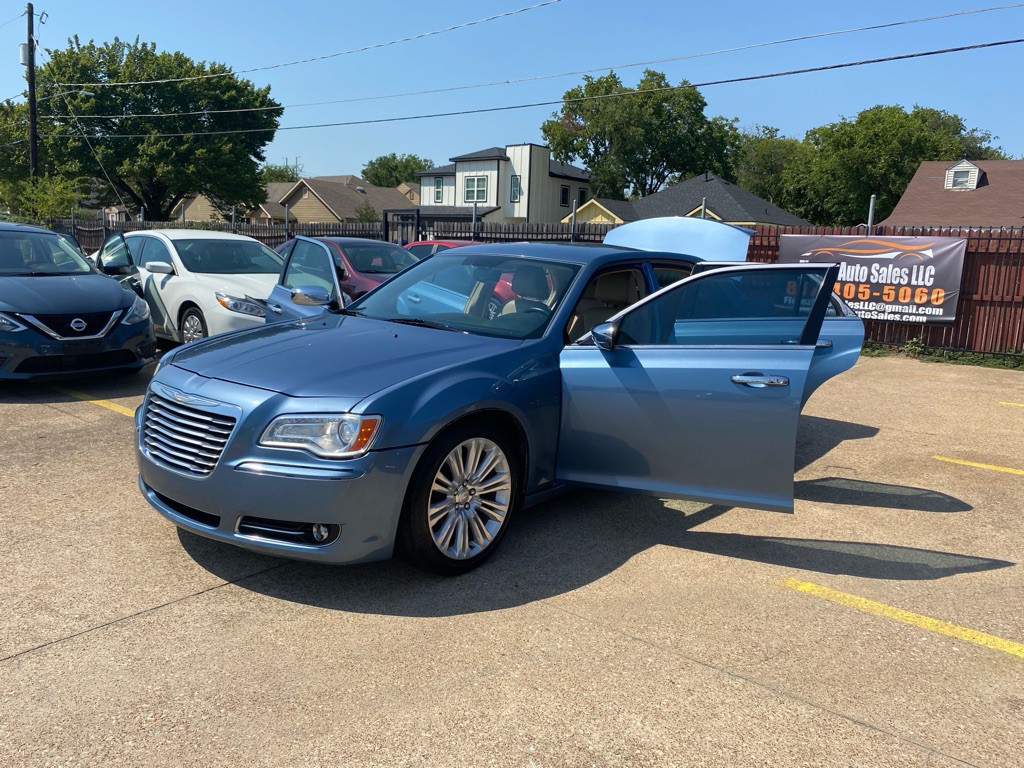 2011 Chrysler 300 Image 9