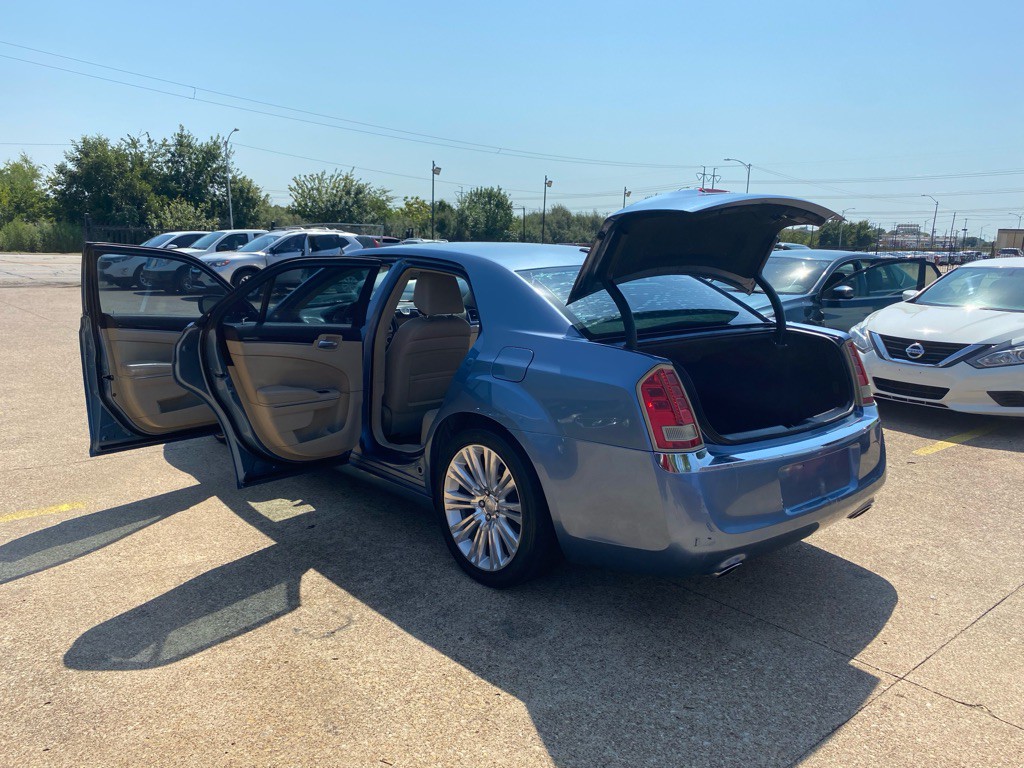 2011 Chrysler 300 Image 10